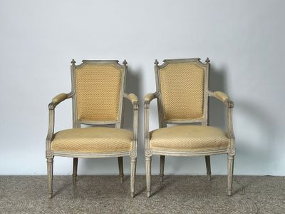 paire de fauteuils de style louis xvi