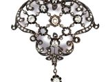 un gros plan sur une broche ornée d'un motif floral