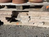 de nombreux pots posés sur une palette en bois