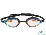 une image représentant une paire de lunettes de natation posée sur une surface blanche