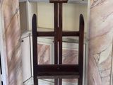 un chevalet en bois avec une étagère dans un coin de la pièce