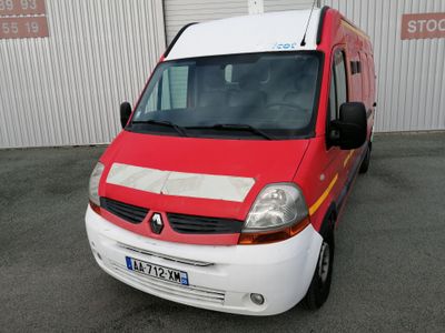 une camionnette rouge et blanche garée devant un immeuble