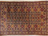 un vieux tapis à franges sur fond blanc