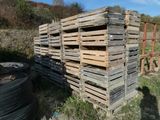 une pile de palettes posée par terre à côté d'un pneu