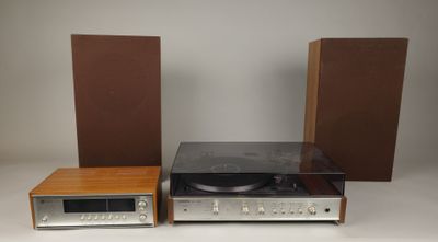 une image représentant une chaîne hi-fi avec des haut-parleurs et un tourne-disque