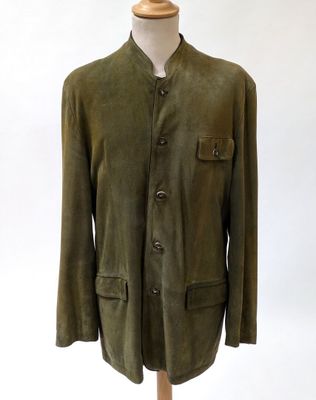 une photo d'une veste verte posée sur un présentoir pour mannequin