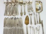 un assortiment d'argenterie comprenant des cuillères, des couteaux et des cuillères