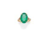 une bague en émeraude et diamant