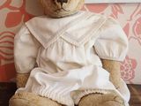 un ours en peluche assis sur une table