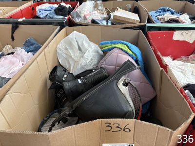 de nombreuses valises posées par terre