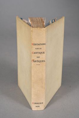 le livre est ouvert et posé sur une surface grise
