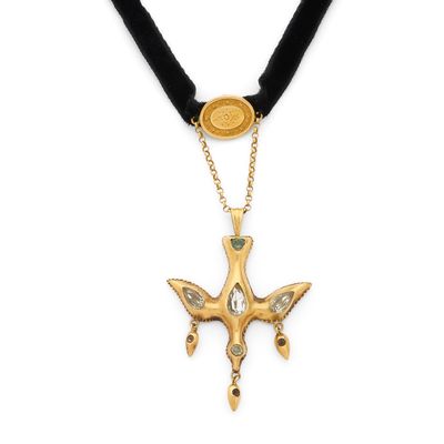 COLLIER composé d'un saint esprit pavé de pierres blanches (…