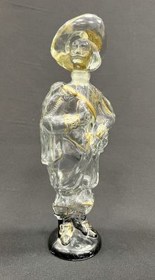 une image représentant une figurine en verre représentant un homme coiffé d'un chapeau
