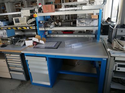 2 ETABLI FACE A FACE 150 x 100 AVEC ETAGERE, CAISSON 5 TIROI…
