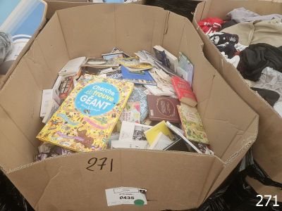 une boîte en carton remplie de livres sur le sol