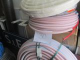 de nombreux tuyaux empilés les uns sur les autres