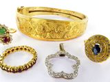 un assortiment de bijoux en or, notamment des bagues, des bracelets et des bagues
