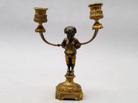 Paire de candélabres en bronze ciselé et doré à deux lumière… (photo 2)