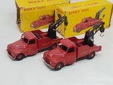 deux camions rouges miniatures posés l'un à côté de l'autre