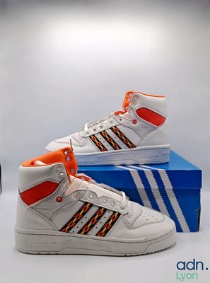 Baskets montantes adidas Originals blanches et orange, avec leur boîte