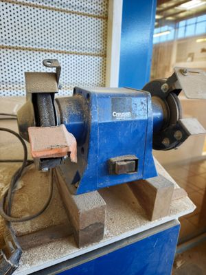 une machine posée sur une table