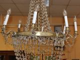 un lustre suspendu au plafond de la pièce