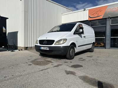 une camionnette blanche garée devant un bâtiment