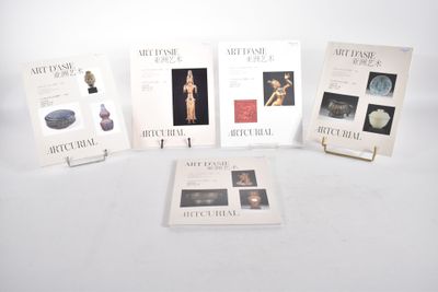 plusieurs livres d'art et de design exposés sur une surface blanche