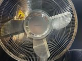 a fan that is sitting on top of a table