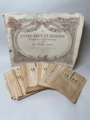 un vieux livre sur lequel sont reproduites plusieurs vieilles lettres