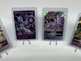 quatre cartes à collectionner Pokémon différentes, présentées dans des pochettes en plastique