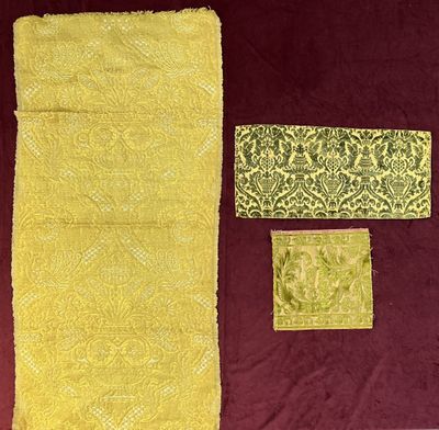 Réunion de quatre soieries d'époque et de style Renaissance,…