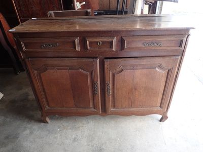 une commode en bois avec deux tiroirs et un miroir posé dessus