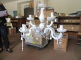 un lustre blanc posé sur un chariot dans une pièce