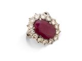 une bague à rubis et diamants