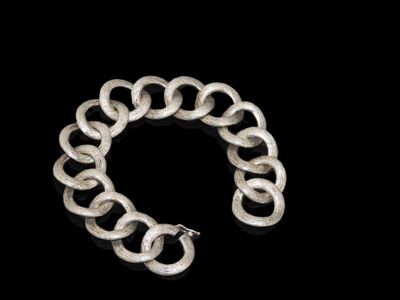 une image représentant un bracelet à chaîne en argent sur fond noir