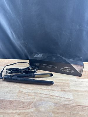 une photo d'un sèche-cheveux posé sur une table en bois