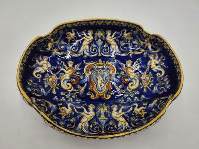 un gros plan d'une assiette bleue et dorée ornée d'un motif