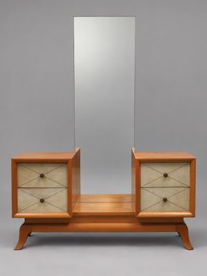 une commode en bois surmontée d'un miroir