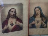 deux images de Jésus tenant un cœur dans ses mains