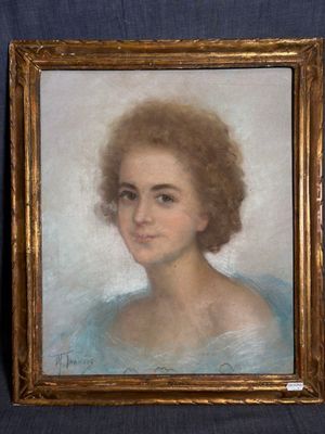 portrait d'une femme en robe bleue, encadré d'un cadre doré