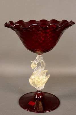 Importante coupe en verre soufflé à bord ondulé avec pièteme…