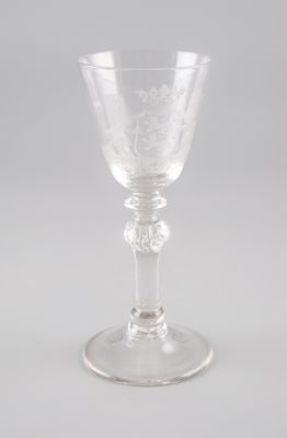 un verre à vin posé sur une table