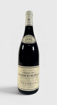 une bouteille de vin posée sur une table