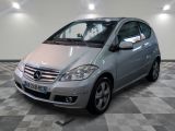 une photo d'une Mercedes Classe B argentée garée dans un showroom