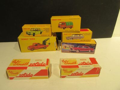 plusieurs boîtes contenant différents types de petites voitures posées sur une table