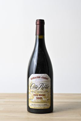 une bouteille de vin posée sur une table