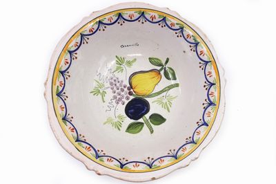MALICORNE - XIXe siècle Saladier de forme chantournée en faï…