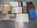 beaucoup de timbres et des timbres dans une boîte