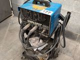 une photo d'un poste de soudage portable dans un garage
